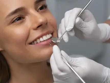 Diseñar una sonrisa es un arte que va más allá de los dientes. No tratamos sólo las piezas dentales; creamos sonrisas que reflejan la belleza e individualidad de cada paciente.