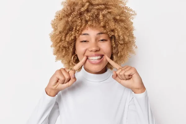 blanqueamiento dental mujer sonriente