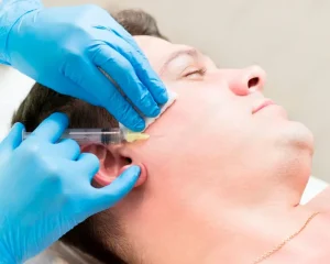 paciente recibiendo inyección en zona mandibular Tratamiento bruxismo Madrid